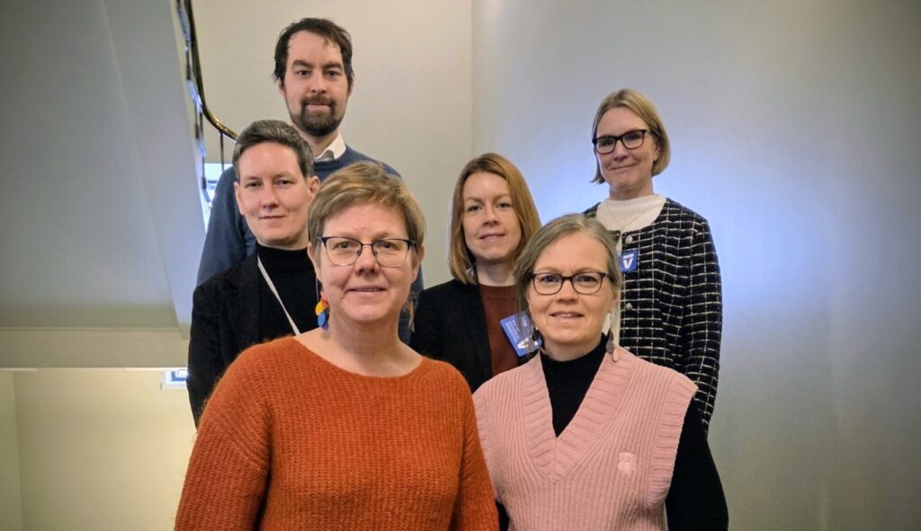 Kansaneustajat Krista Mikkonen ja Tiina Elo. Keskellä puoluesihteeri Anna Moring (Vihr.) ja tutkija Emma Hakala. Takana Aleksi Nummelin ja Hilppa Gregow.